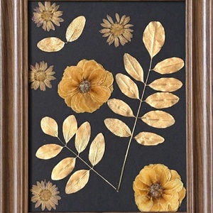 Tablou Botanic cu Flori Presate și Accente Aurii - casă & stil de viață - decorațiuni de casă - accesorii florale - buchete de flori - Artynos.ro