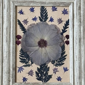 Tablou Artizanal cu Flori Presate � Compoziție Botanică Midnight Bloom - casă & stil de viață - decorațiuni de casă - accesorii florale - buchete de flori - Artynos.ro