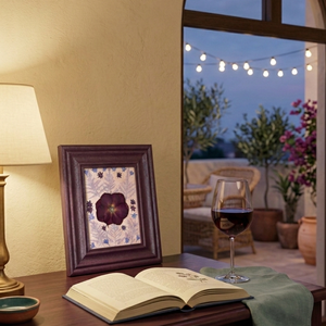 Tablou Artizanal cu Flori Presate – Compozitie Botanica in Tonuri de Burgundy, Casa & Stil de viata, Decoratiuni de casa, Accesorii florale, Buchete de flori, Aranjament de flori, Aceasta piesa decorativa unica reprezinta o celebrare a naturii efemere, capturata intr-o forma art..., ARTYNOS