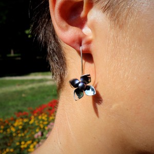 Floare cu patru petale și perlă gri, pereche de cercei de damă din argint (EF.068) - bijuterii - cercei - Artynos.ro