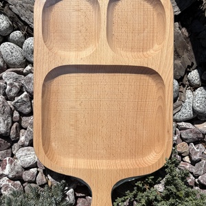 Platou din lemn, Casa & Stil de viata, Echipamente de bucatarie, Accesorii de servire, Tavite, Prelucrarea lemnului, Platou din lemn masiv, lucrat manual, cu un design deosebit in forma de frunza. Este prevazut cu ma..., ARTYNOS