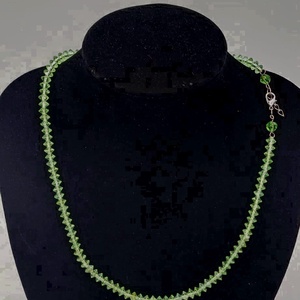 Colier din mărgeluțe de sticlă verzi � design delicat - bijuterii - coliere - coliere din pietre semiprețioase - Artynos.ro
