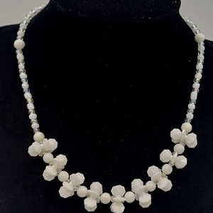 Colier elegant din margele de albe � design floral, Bijuterii, Coliere, Coliere din margele, Aranjament de flori, ARTYNOS