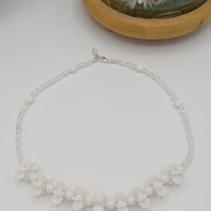Colier elegant din mărgele de albe � design floral - bijuterii - coliere - coliere din mărgele - Artynos.ro
