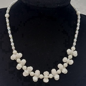 Colier elegant din mărgele de albe � design floral - bijuterii - coliere - coliere din mărgele - Artynos.ro