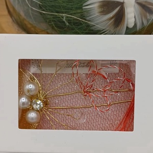 Mărțișor � Clamă de păr decorativă cu perle, model floral elegant - bijuterii - mărțișor - Artynos.ro