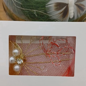 Mărțișor � Clamă de păr decorativă cu perle, model floral elegant - bijuterii - mărțișor - Artynos.ro