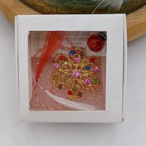 Martisor floral auriu cu cristale multicolore � simbol al primaverii - Artynos.ro