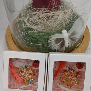 Mărțișor floral auriu cu cristale multicolore � simbol al primăverii - bijuterii - mărțișor - Artynos.ro