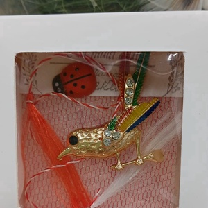 Mărțișor pasăre decorativă aurie � simbol al libertății și norocului - bijuterii - mărțișor - Artynos.ro