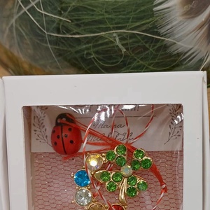 Mărțișor cu trifoiul vieții cu cristale multicolore � simbol al armoniei și norocului - bijuterii - mărțișor - Artynos.ro