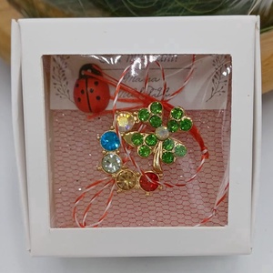 Mărțișor cu trifoiul vieții cu cristale multicolore � simbol al armoniei și norocului - bijuterii - mărțișor - Artynos.ro