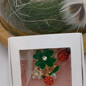 Martisor floare trifoi cu buburuza � simbol al primaverii, norocului si bucuriei - Artynos.ro