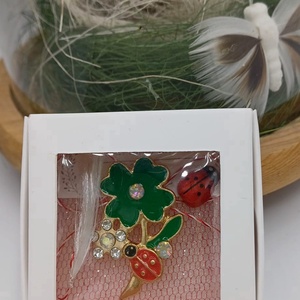 Mărțișor floare trifoi cu buburuză � simbol al primăverii, norocului și bucuriei - bijuterii - mărțișor - Artynos.ro