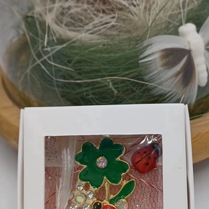 Mărțișor floare trifoi cu buburuză � simbol al primăverii, norocului și bucuriei - bijuterii - mărțișor - Artynos.ro