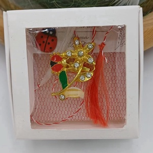 Martisor floare cu buburuza si cristale � simbol al primaverii si norocului - Artynos.ro