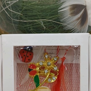 Mărțișor floare cu buburuză și cristale � simbol al primăverii și norocului - bijuterii - mărțișor - Artynos.ro