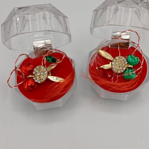 Mărțișor cu buburuză aurie și Iepuras cu papion� simbol al norocului și al primăverii - bijuterii - mărțișor - Artynos.ro