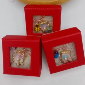 Martisor Fluturasii veseli � tablou decorativ suspendat, simbol al bucuriei., Bijuterii, Martisor, Altele, Aranjament de flori, ARTYNOS