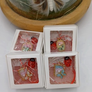 Mărțișor cu albinuță si fluturas � mini tablou decorativ, în ramă aurie - bijuterii - mărțișor - Artynos.ro