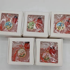 Martisor floral elegant � simbol al primaverii si norocului - Artynos.ro