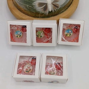 Mărțișor floral elegant � simbol al primăverii și norocului - bijuterii - mărțișor - Artynos.ro