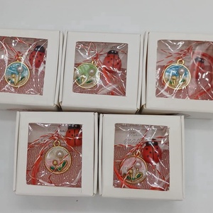 Mărțișor floral elegant � simbol al primăverii și norocului - bijuterii - mărțișor - Artynos.ro