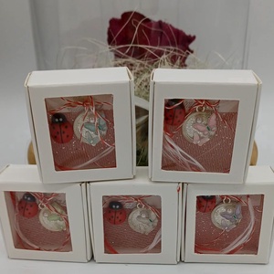 Mărțișor pandantiv rotund cu floare și perlă - bijuterii - mărțișor - Artynos.ro