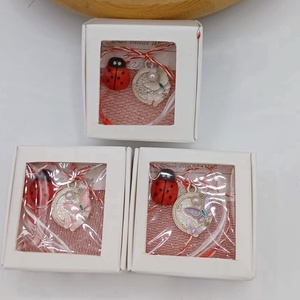 Mărțișor pandantiv rotund cu floare și perlă - bijuterii - mărțișor - Artynos.ro