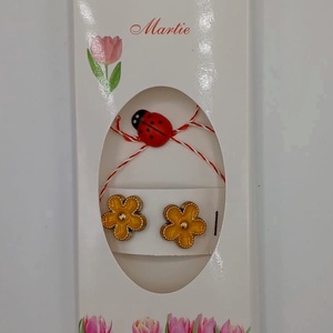 Butoni de camasa tip martisor � floare galbena cu buburuza,se poarta tot anul. - Artynos.ro