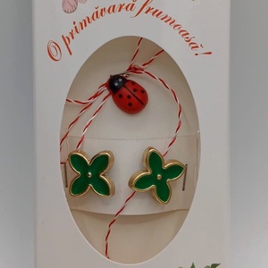 Butoni de cămașă,1 pereche tip mărțișor � floare verde inchis cu buburuză ,se poarta tot anul la orice tip de haina - bijuterii - mărțișor - Artynos.ro