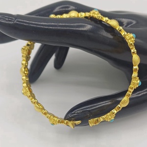 Brățară elegantă cu design decorativ, realizată din elemente metalice cu finisaj auriu - bijuterii - brățări - brățări din cupru - Artynos.ro