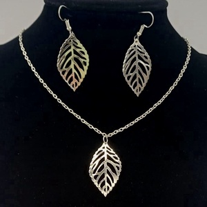 Set delicat de bijuterii realizat din otel inoxidabil (stainless steel), compus din colier si cercei , Bijuterii, Seturi de bijuterii, Confectionarea bijuteriilor, ARTYNOS