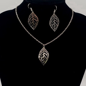 Set delicat de bijuterii realizat din oțel inoxidabil (stainless steel), compus din colier și cercei  - bijuterii - seturi de bijuterii - Artynos.ro