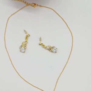 Set delicat de bijuterii format din colier si cercei asortati, realizat din elemente metalice cu finisaj auriu., Bijuterii, Coliere, Pandative, Confectionarea bijuteriilor, ARTYNOS