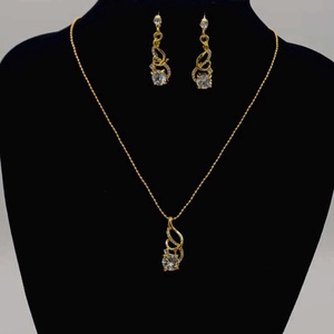 Set delicat de bijuterii format din colier și cercei asortați, realizat din elemente metalice cu finisaj auriu. - bijuterii - coliere - pandative - Artynos.ro