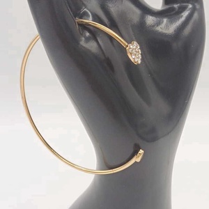 Brățară metalică culoare aurie � design elegant - bijuterii - brățări - brățări împletite - Artynos.ro