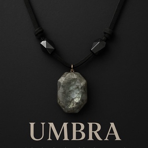 Colier artistic realizat manual, cu pandantiv din labradorit natural șlefuit, montat pe șnur din piele întoarsă de culoa - bijuterii - coliere - chockere - Artynos.ro