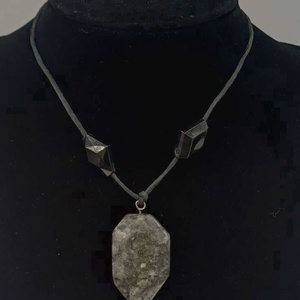 Colier artistic realizat manual, cu pandantiv din labradorit natural slefuit, montat pe snur din piele intoarsa de culoa - Artynos.ro