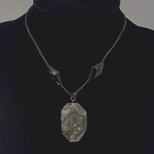 Colier artistic realizat manual, cu pandantiv din labradorit natural șlefuit, montat pe șnur din piele întoarsă de culoa - bijuterii - coliere - chockere - Artynos.ro