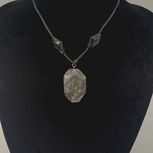 Colier artistic realizat manual, cu pandantiv din labradorit natural șlefuit, montat pe șnur din piele întoarsă de culoa - bijuterii - coliere - chockere - Artynos.ro