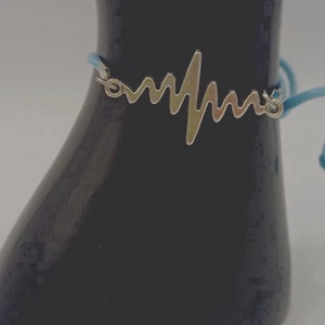 Brățară metalică cu simbol puls � design modern - bijuterii - brățări - brățări împletite - Artynos.ro