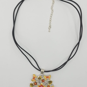 Pandantiv decorativ din metal, cu șiret din cauciuc, cu un design floral elegant, inspirat din natura. - bijuterii - coliere - pandative - Artynos.ro