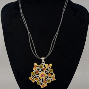 Pandantiv decorativ din metal, cu șiret din cauciuc, cu un design floral elegant, inspirat din natura. - bijuterii - coliere - pandative - Artynos.ro