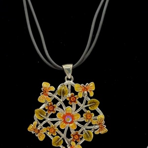 Pandantiv decorativ din metal, cu siret din cauciuc, cu un design floral elegant, inspirat din natura., Bijuterii, Coliere, Pandative, Aranjament de flori, ARTYNOS