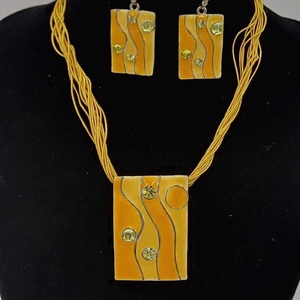 Set colier cu pandantiv si cercei asortati, realizat din metal decorativ, in nuante vibrante de galben-portocaliu. - Artynos.ro