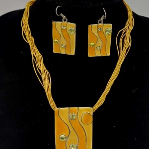 Set colier cu pandantiv și cercei asortați, realizat din metal decorativ, în nuanțe vibrante de galben-portocaliu. - bijuterii - coliere - pandative - Artynos.ro