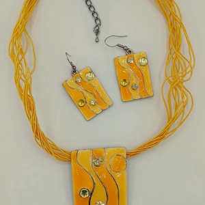 Set colier cu pandantiv și cercei asortați, realizat din metal decorativ, în nuanțe vibrante de galben-portocaliu. - bijuterii - coliere - pandative - Artynos.ro