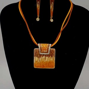 Set colier cu pandantiv si cercei asortati, realizat din metal decorativ, cu un design modern - Artynos.ro