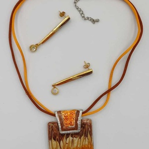 Set colier cu pandantiv și cercei asortați, realizat din metal decorativ, cu un design modern - bijuterii - coliere - pandative - Artynos.ro